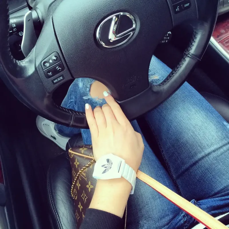 Женская рука на руле машины