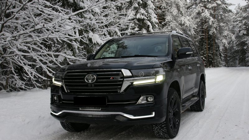 Toyota Land Cruiser 300 черный