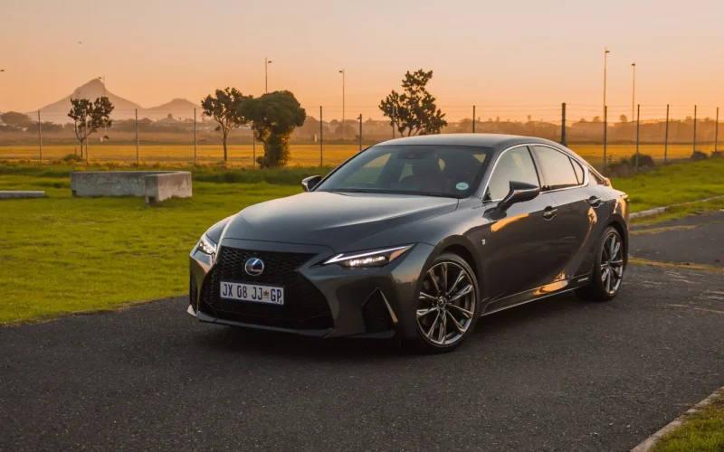 Lexus is 300h f Sport