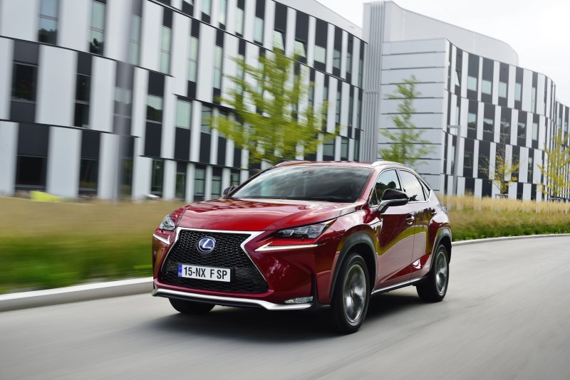 Lexus NX 300 красный