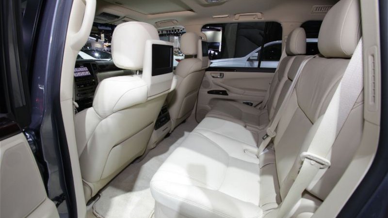 Lexus LX 570 белый салон