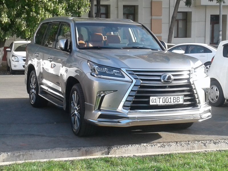 Lexus LX 750