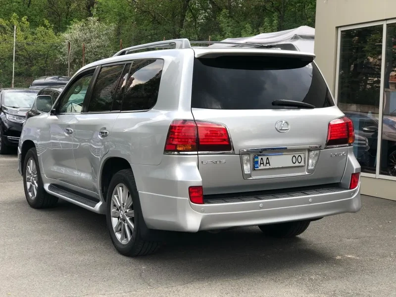 Lexus lx570 2010 белый