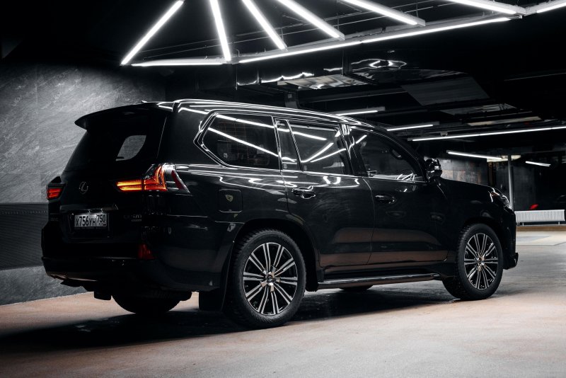 Lexus LX 570 Black Vision