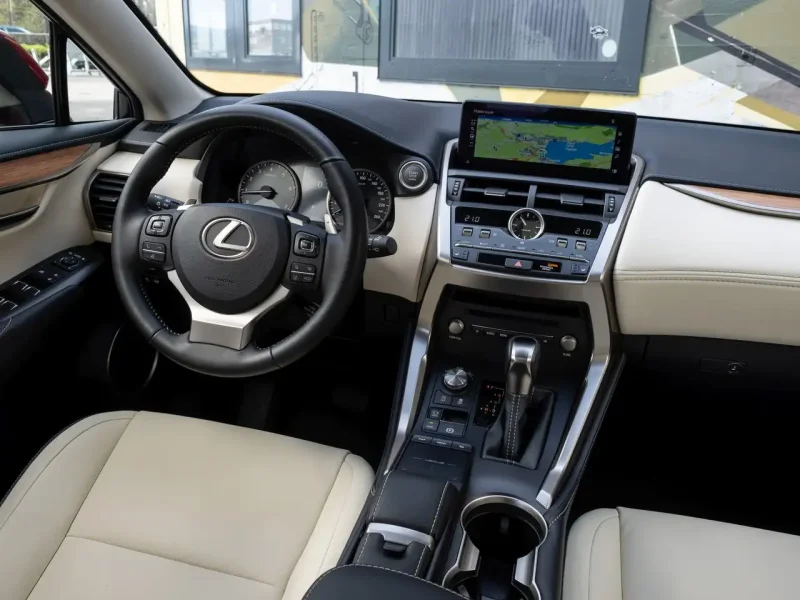 Lexus NX 200t салон