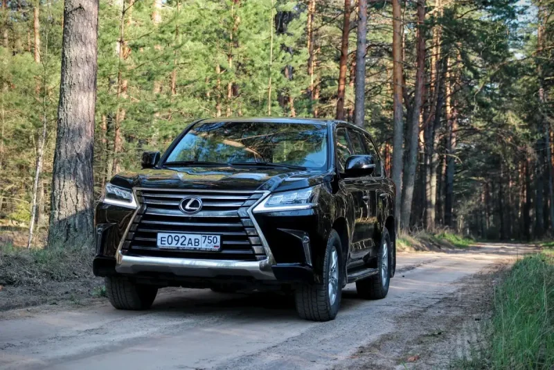 Lexus LX 570 2020 черный