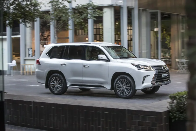 Lexus LX 400