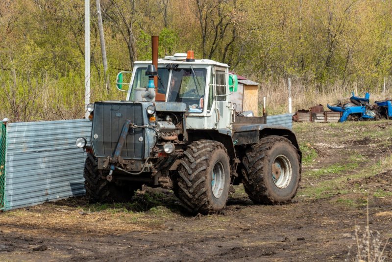 Т-150 трактор оранжевый