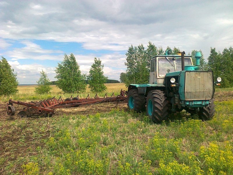 Т150 трактор с дровами волоком