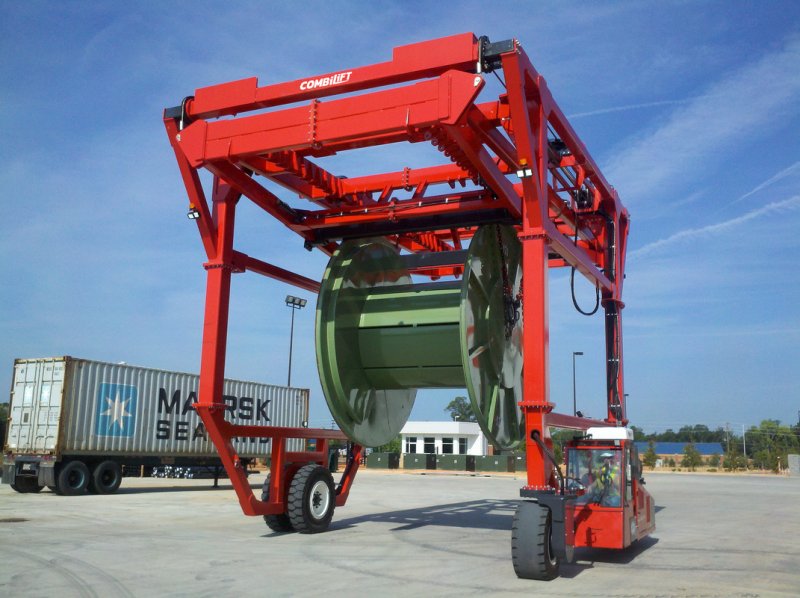 Combilift straddle Carrier