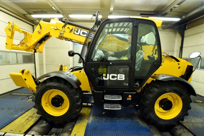 Трактор JCB телескопический погрузчик