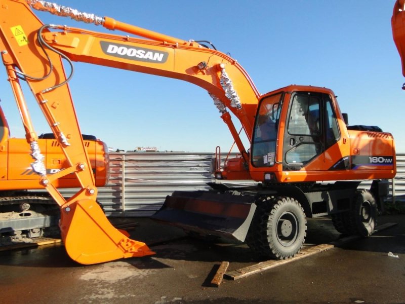Колесный экскаватор Doosan s180w