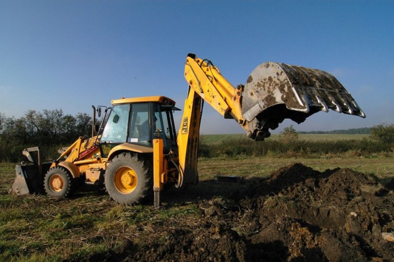 Экскаватор-погрузчик JCB копает