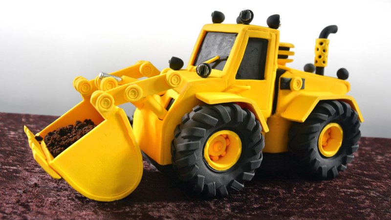 Трактор желтый с ковшом