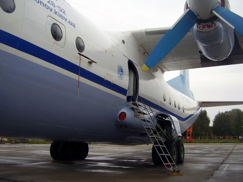 АН-12 военно-транспортный самолёт салон