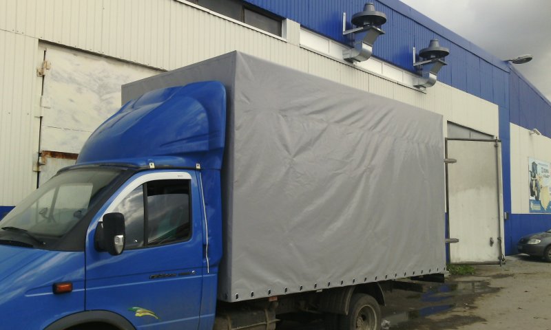 Тентованный автомобиль для грузоперевозок