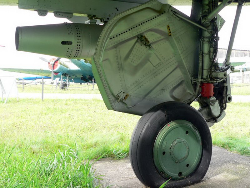 Су-7б шасси