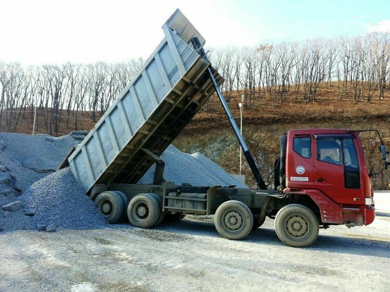 Самосвал с песком
