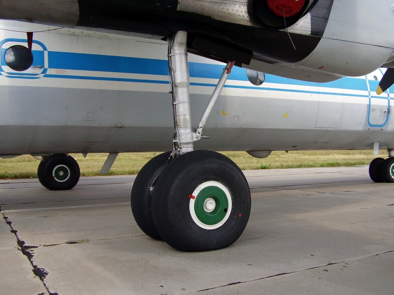 Передняя опора шасси АН-24
