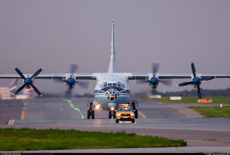 АН 12 ВВС России кабина