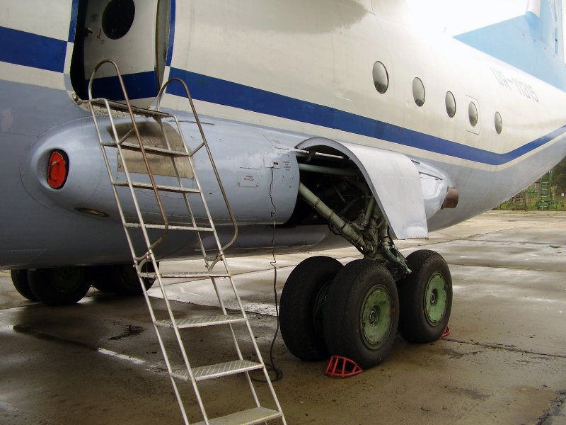 АН 12 стойка шасси