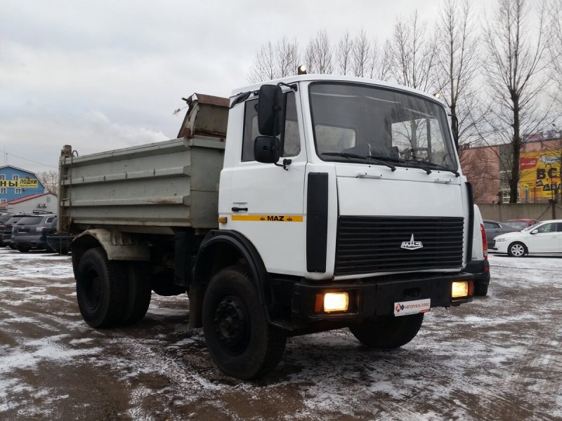 Белый МАЗ 5551 самосвал