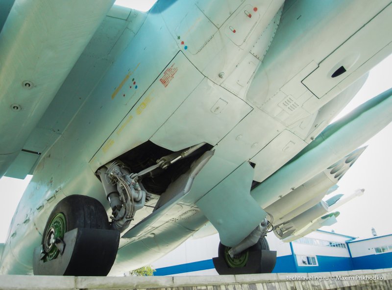 Ниши шасси Су-25