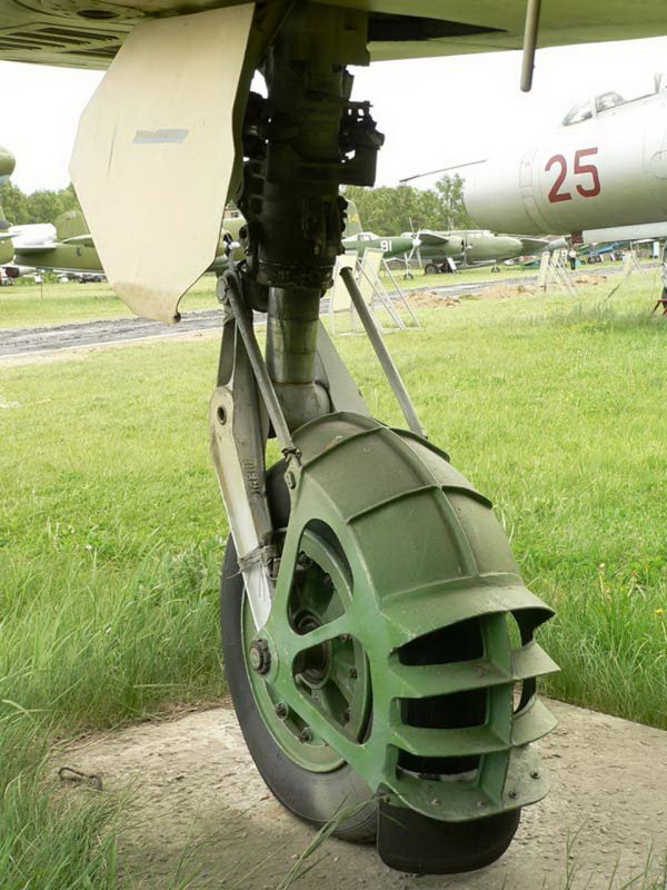 Су-25 передняя стойка шасси
