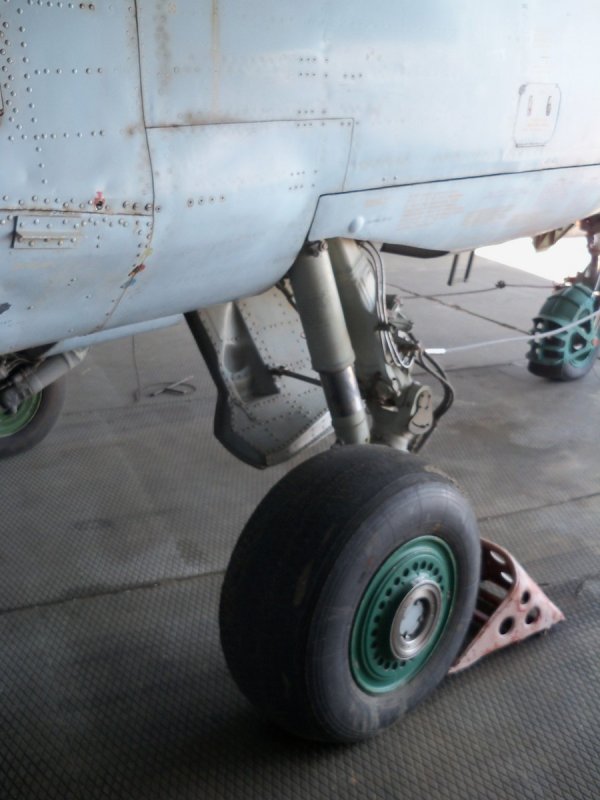 Передняя опора шасси Су-25