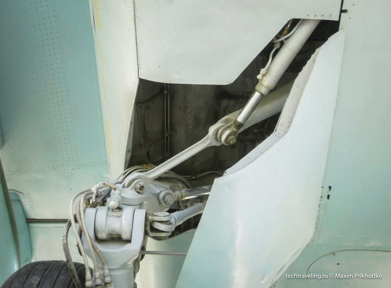 Передняя опора шасси Су-25