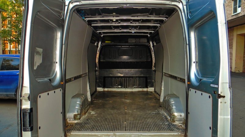 Ford Transit 2000 грузовой кузов внутри