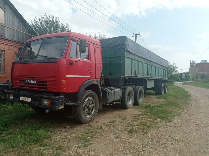 Красные КАМАЗЫ издалека