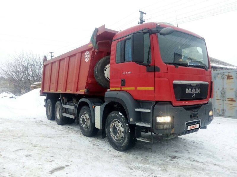 Красный ман самосвал на обочине