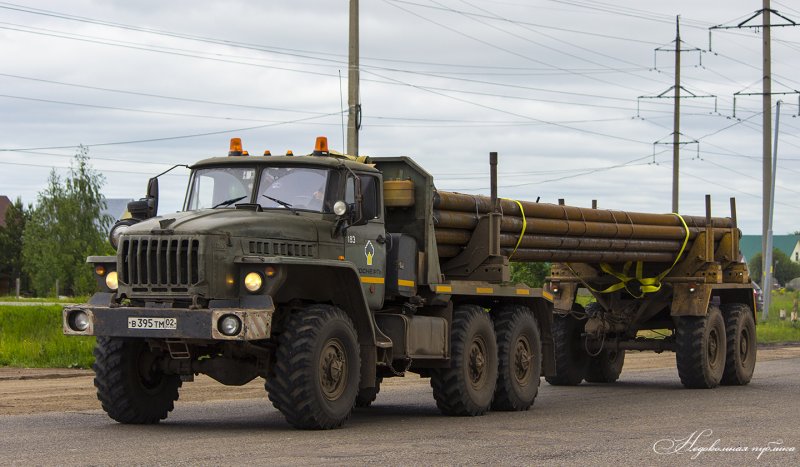 Урал 375 трубовоз