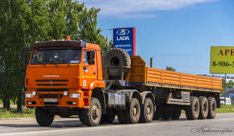 КАМАЗ 65225 тягач с тралом
