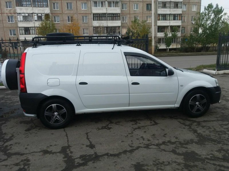 Белый фургон с антенной