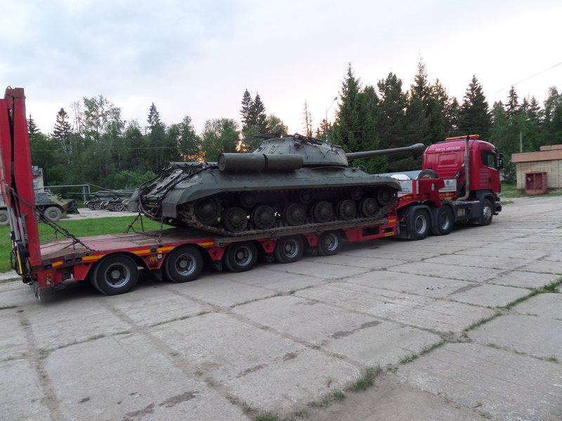 Перевозка военной техники на трале