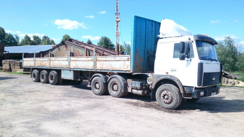МАЗ 54323 С бортовым полуприцепом
