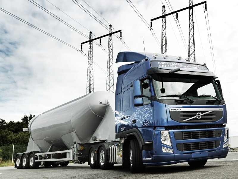 Грузовик Volvo цементовоз