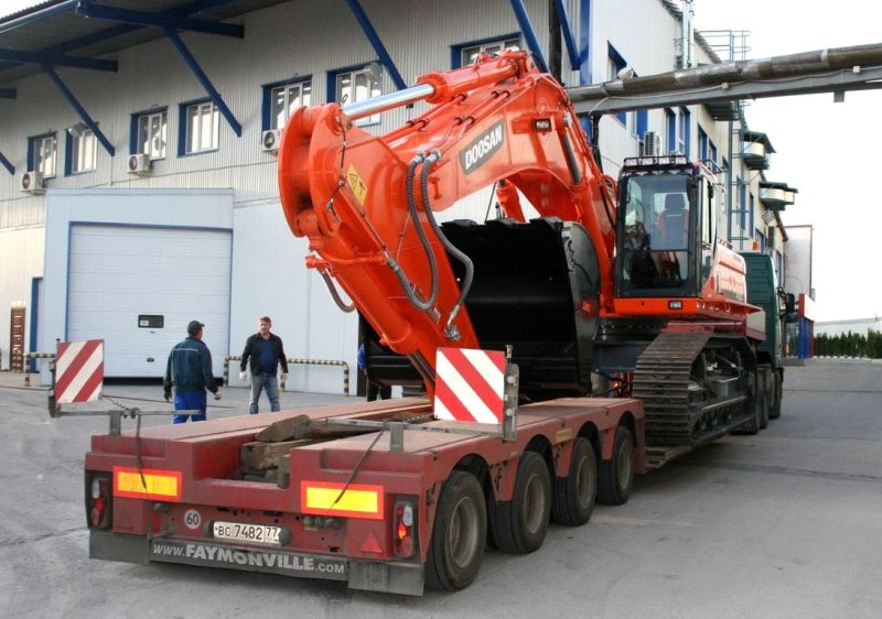 Экскаватор Doosan на трале man