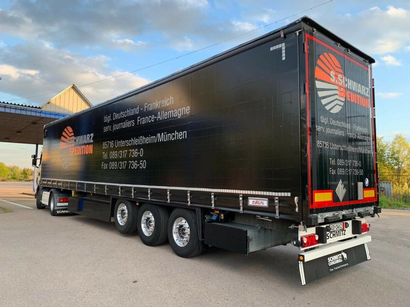 Schmitz Cargobull на черном
