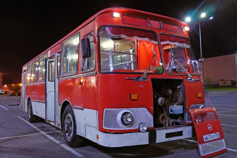 ЛИАЗ 677 красный