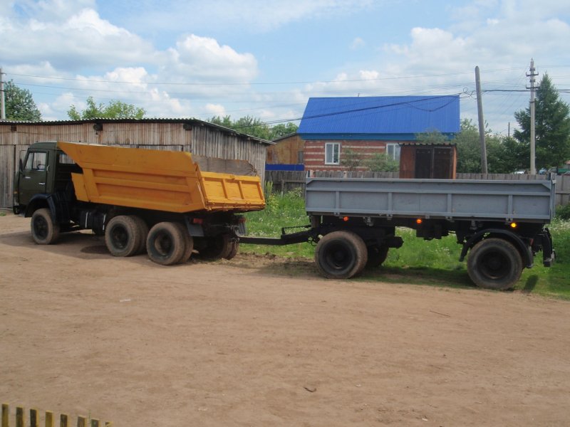 Бортовой КАМАЗ С самосвальным прицепом