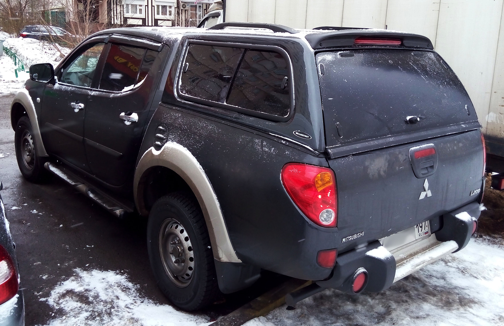 Кунг на митсубиси л200. Mitsubishi l200 с кунгом. Кунг Мицубиси l200. Кунг для Мицубиси л200. Кунг Carryboy s560 Mitsubishi l200 2015+.