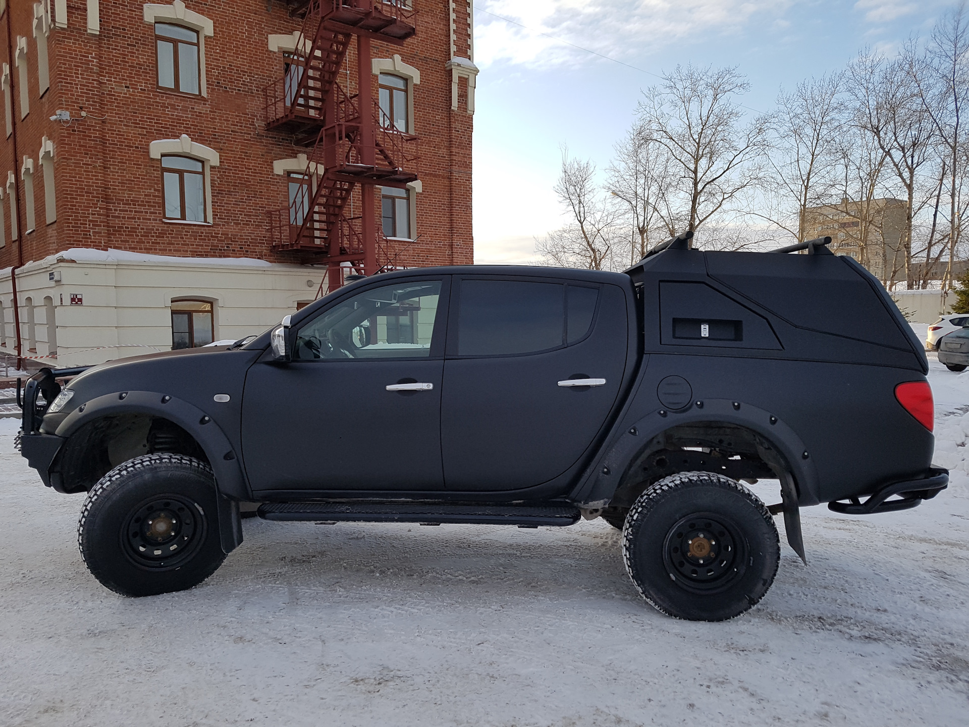 Кунг на митсубиси л200. Кунг Алюдеф Mitsubishi l200. Митсубиси l200 с кунгом. Митсубиси л200 4 поколение с кунгом. Mitsubishi l200 4 поколения кунг.