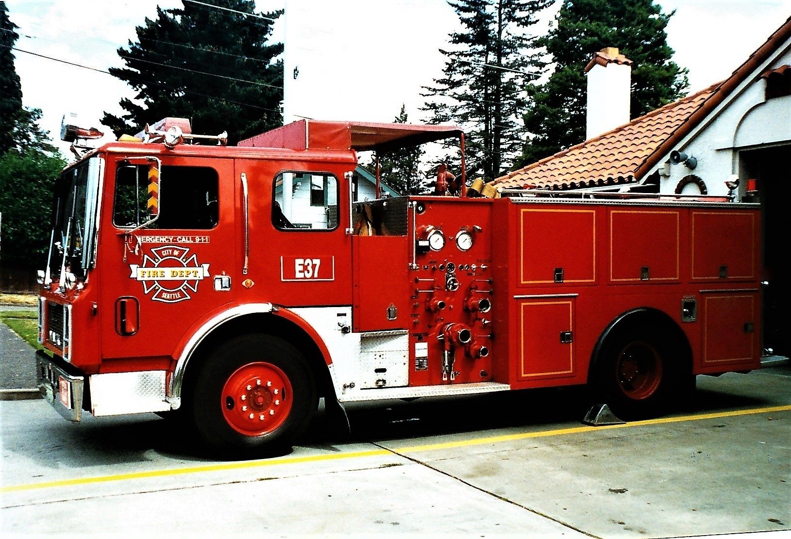 Огромная пожарная машина. Seattle Fire Department. Пожарные машины настоящие. Пожарная машина на английском. Пожарный автомобиль Mack.