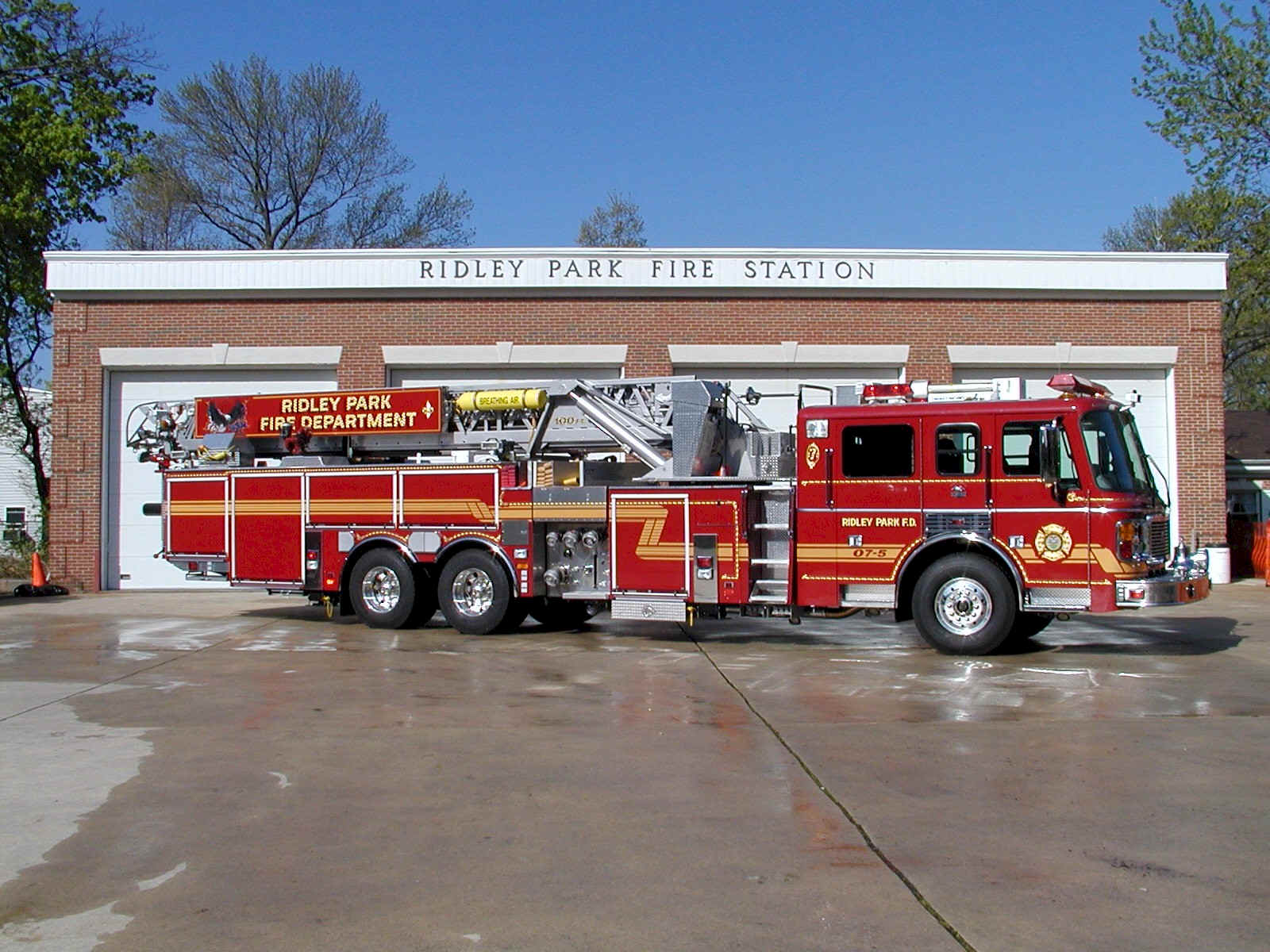 Пожарные лс. Ladder пожарные машины США. Пожарная автоцистерна Америки. Машина "Fire Truck" пожарная, 49450. Пожарная машина американская сбоку.