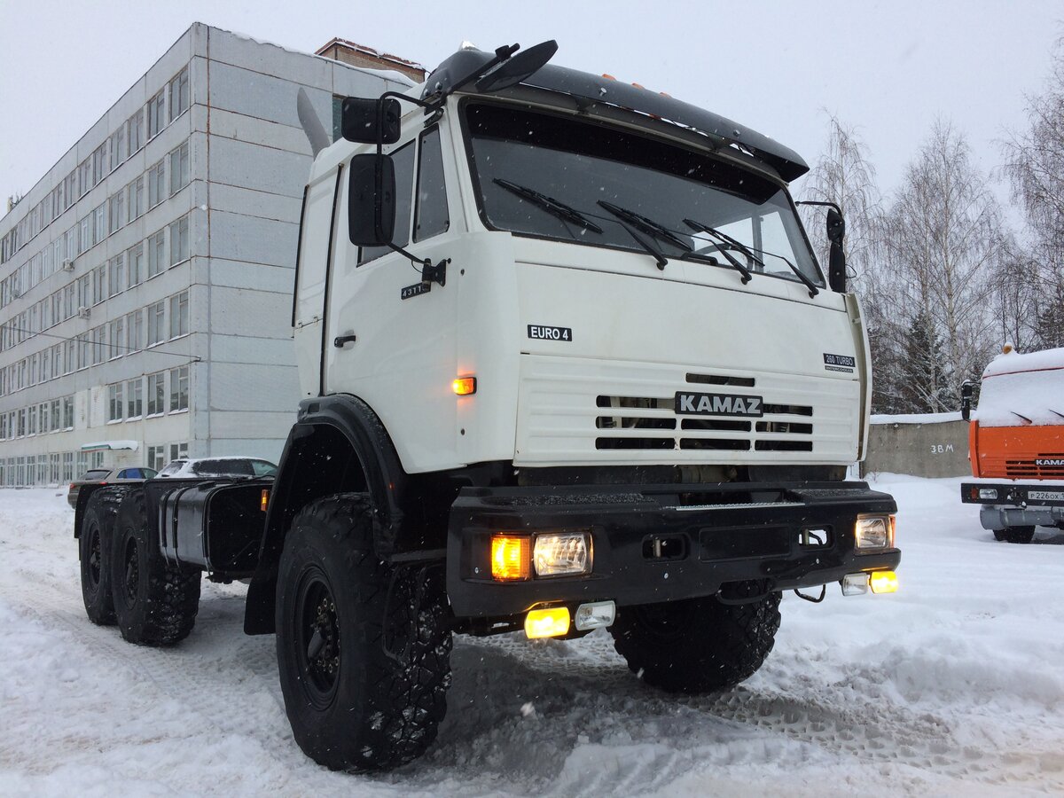 Камаз вездеход. КАМАЗ 44108 тягач. КАМАЗ 44108 самосвал. КАМАЗ вездеход 44108. КАМАЗ-44108 белый.