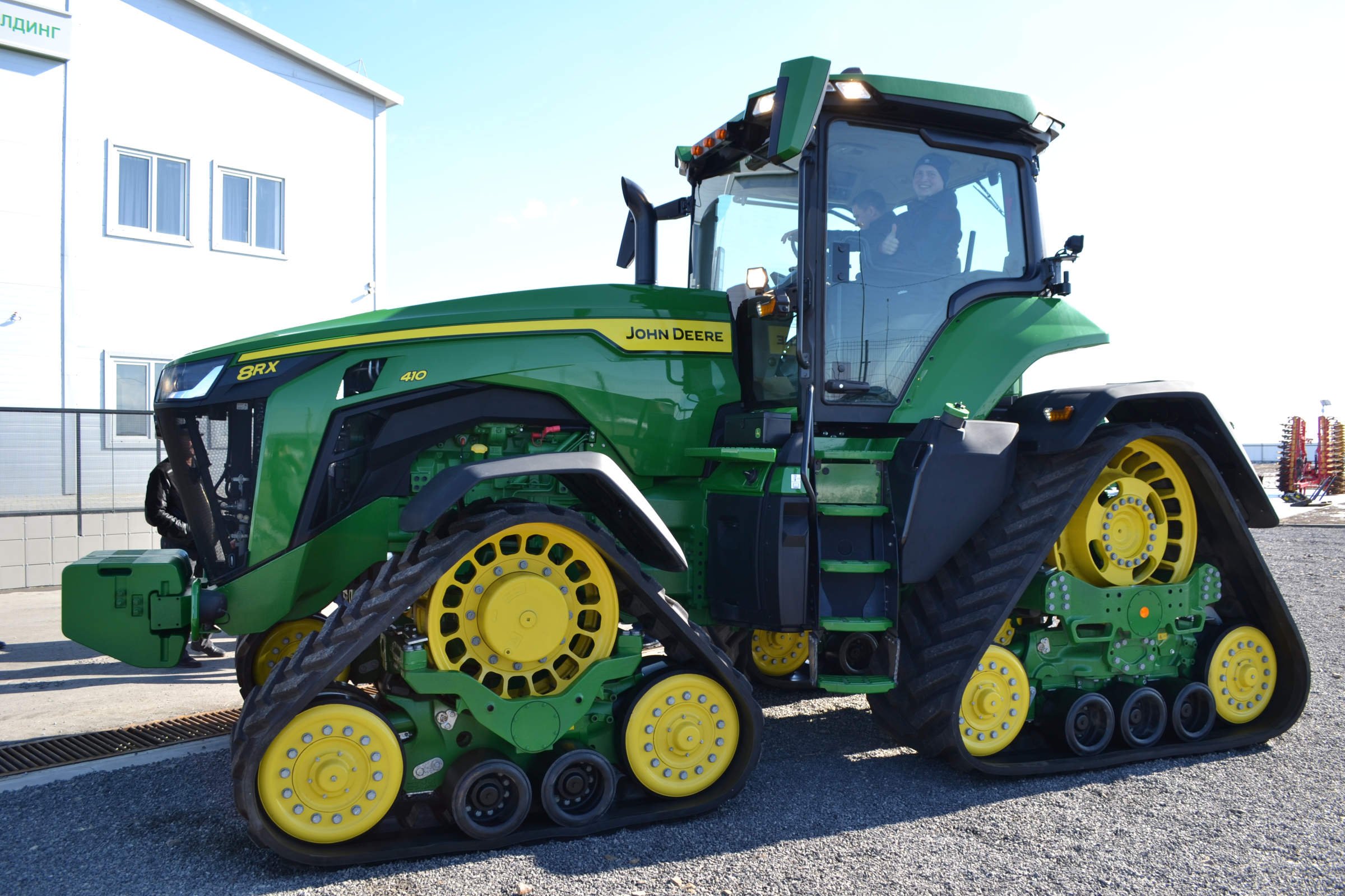 Джон дир фото. Трактор John Deere 8rx. Трактор John Deere 8rx 410. Трактора Джон Дир 2021. John Deere 8rx кабина.