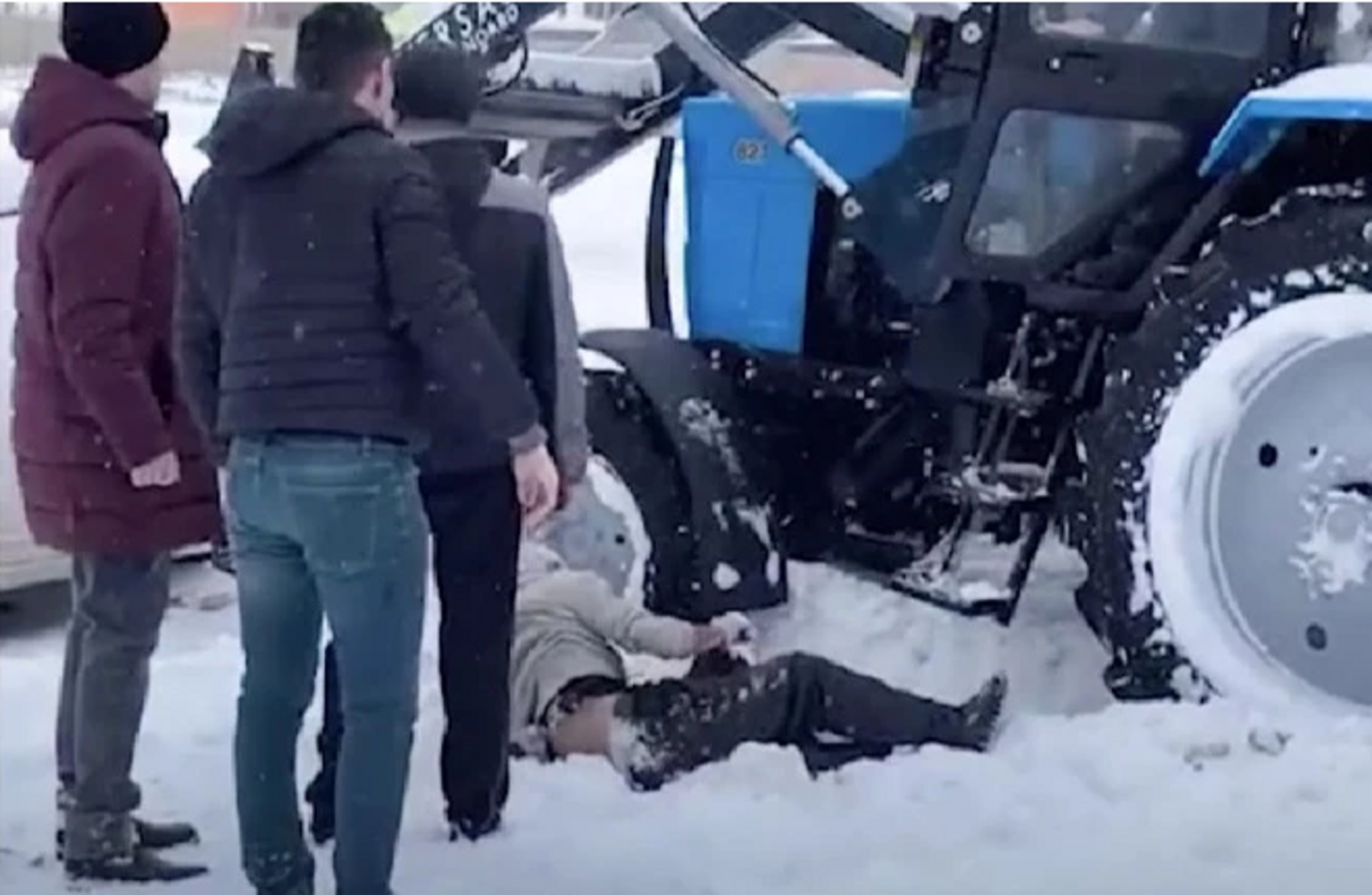 Снегоуборочный трактор. Актер попал под снегоуборочную машину. Авария с трактором уфа